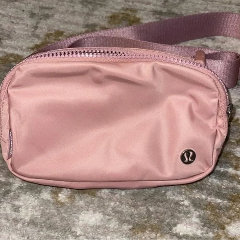 Lululemon belt bag Pink color Fanny bag , Brand NWT - Picture 2 of 3